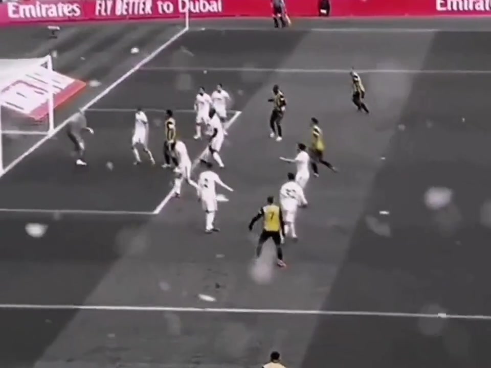 卧撑？这球怎么进的？