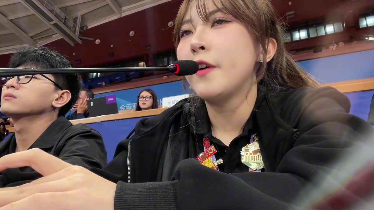 亚运场边MC小姐姐晒视频：第一次体验，有很多不足，但大家很包容