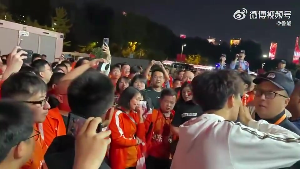 这么极端？泰山部分球迷场外大喊：丢人现眼，泰山解散！