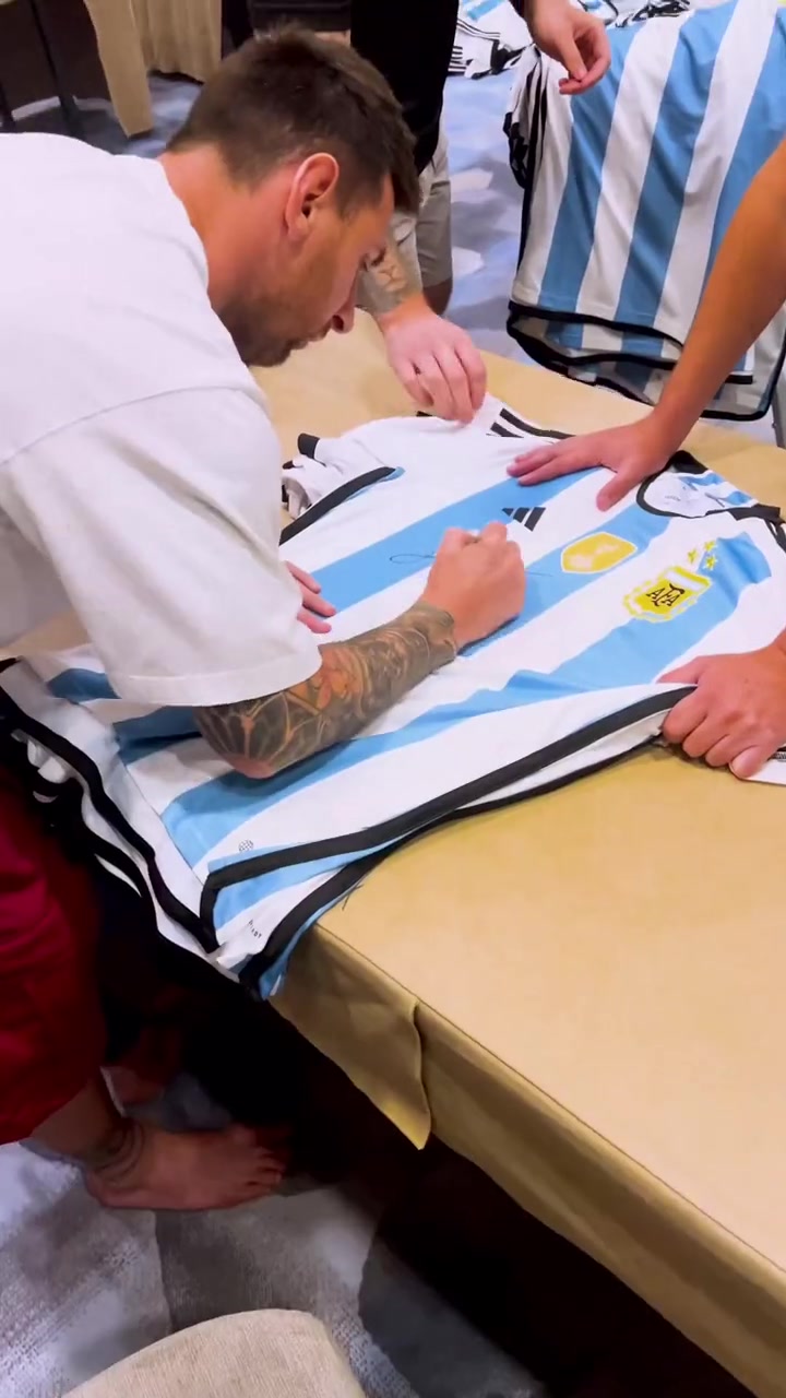 无情的签名机器！梅西为阿根廷，迈阿密和巴萨球衣签名✍