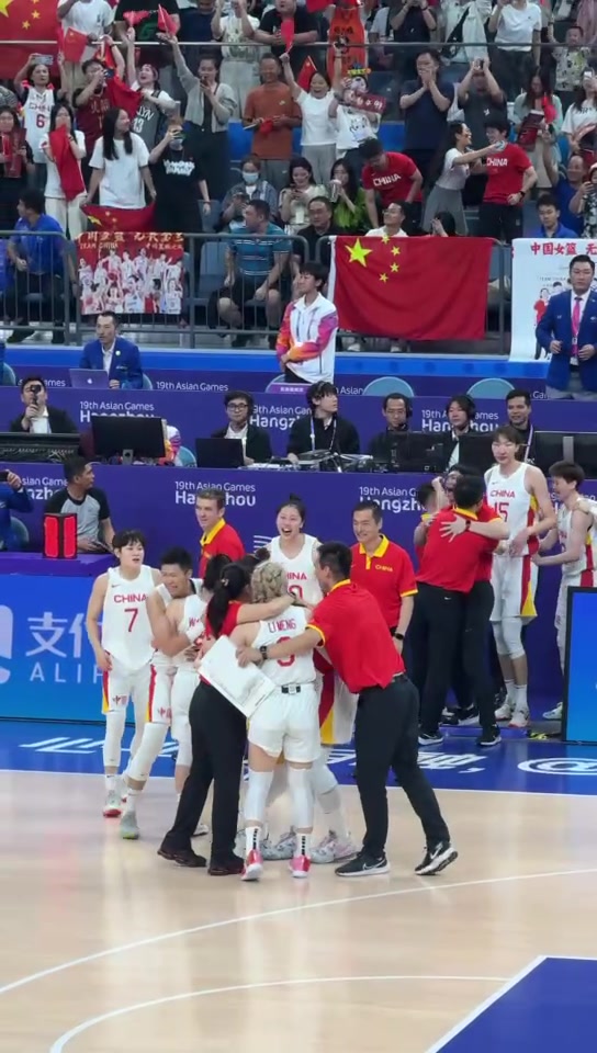 这DJ太会了！中国女篮击败日本夺金后，现场放起《灌篮高手》