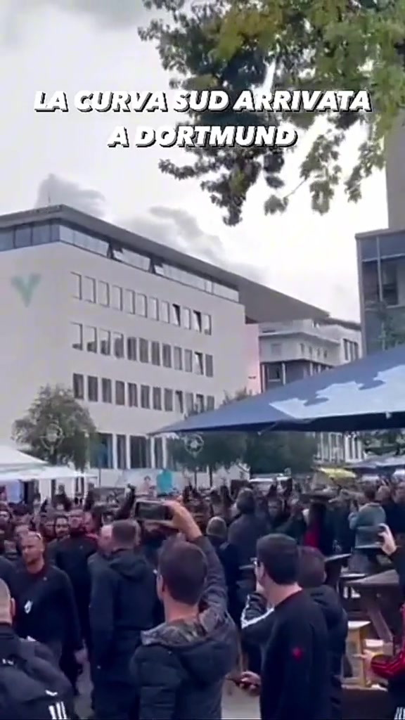 训练有素，来看米兰球迷抵达多特蒙德时的场景