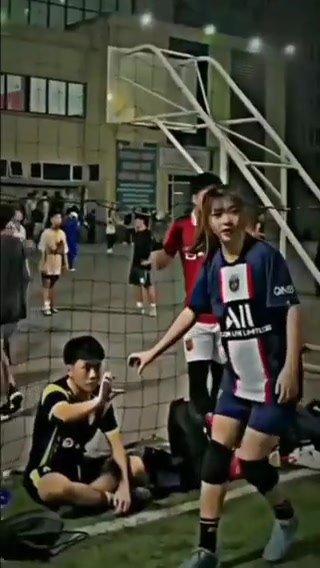 踢球的妹子：恋爱脑的男生真可怕