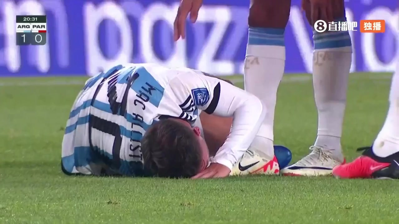 痛苦倒地！巴拉圭后卫踩踏麦卡利斯特逃过红牌！