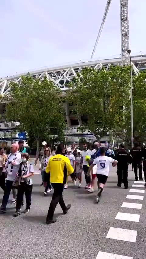 网友恶搞：VAR澄清伯纳乌球场外的“跳水事件”