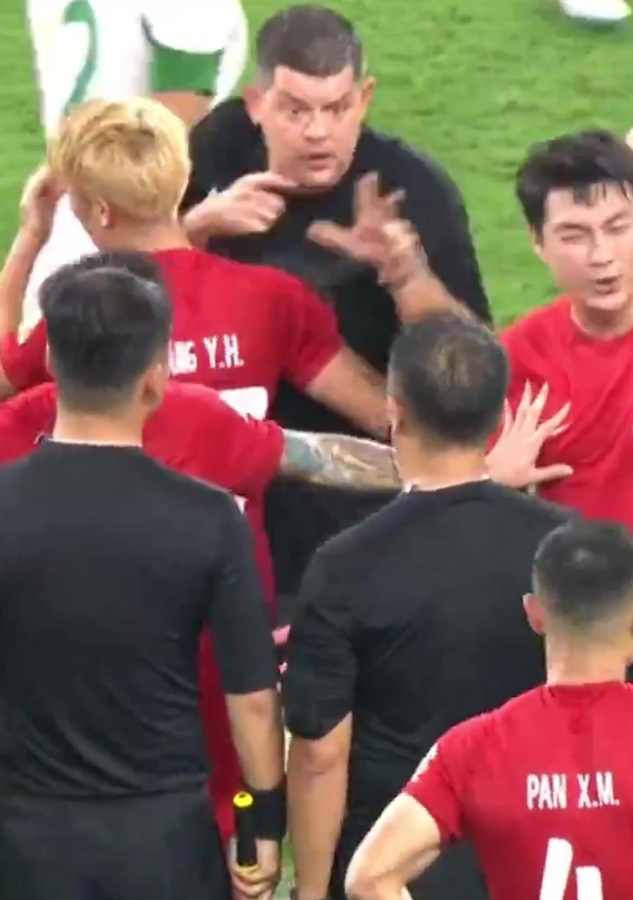 补时超时被绝平，梅州主教练直接冲裁判爆粗F**K YOU