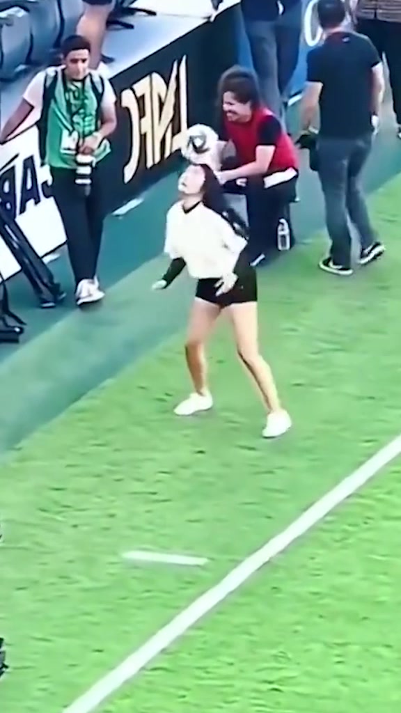 这妹子的颠球看着是真丝滑啊