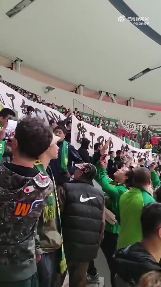 对着海港，国安球迷标语：稀哲拍了拍黑小虎的脸说**，瞎*吹