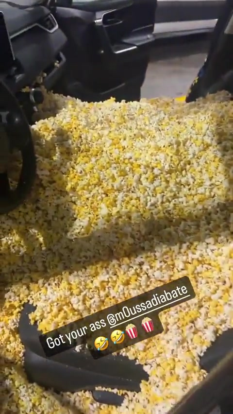 这要在国内很难接受吧？鲍威尔往迪亚巴特车中倒了一整车的爆米花