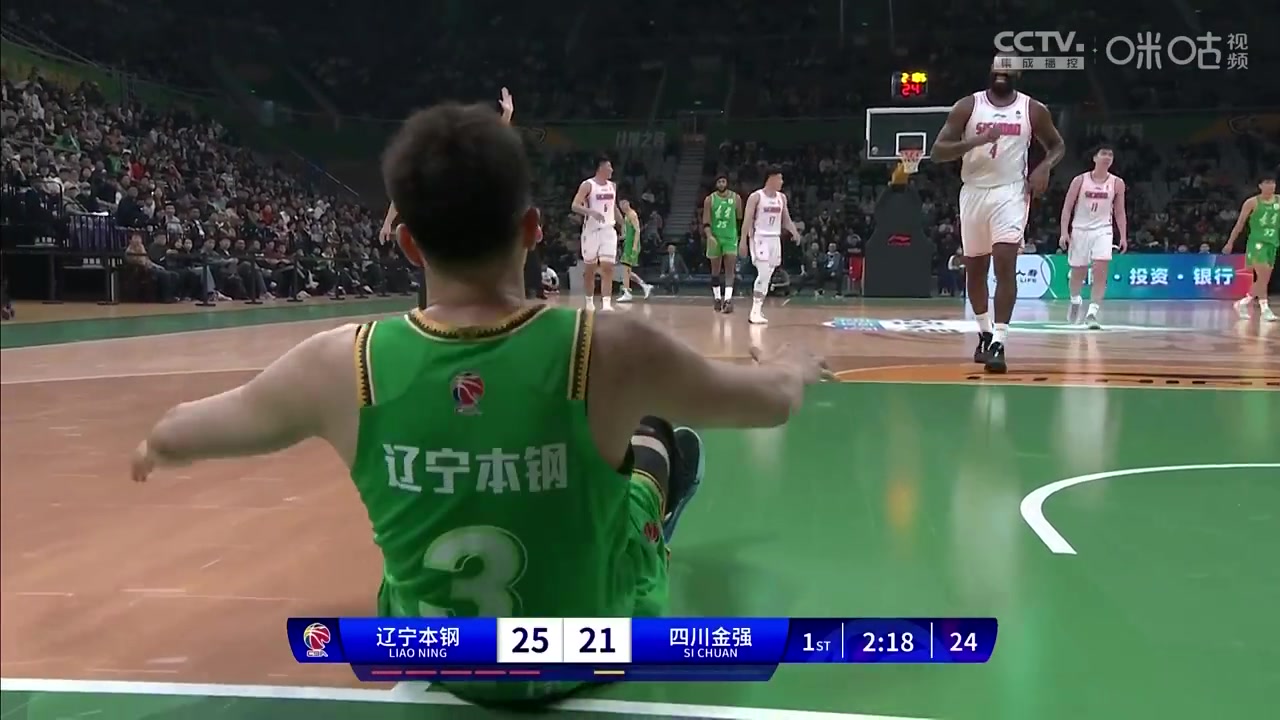 赵继伟受伤后，四川外援奥奎因第一个跑过来看望赵继伟伤势