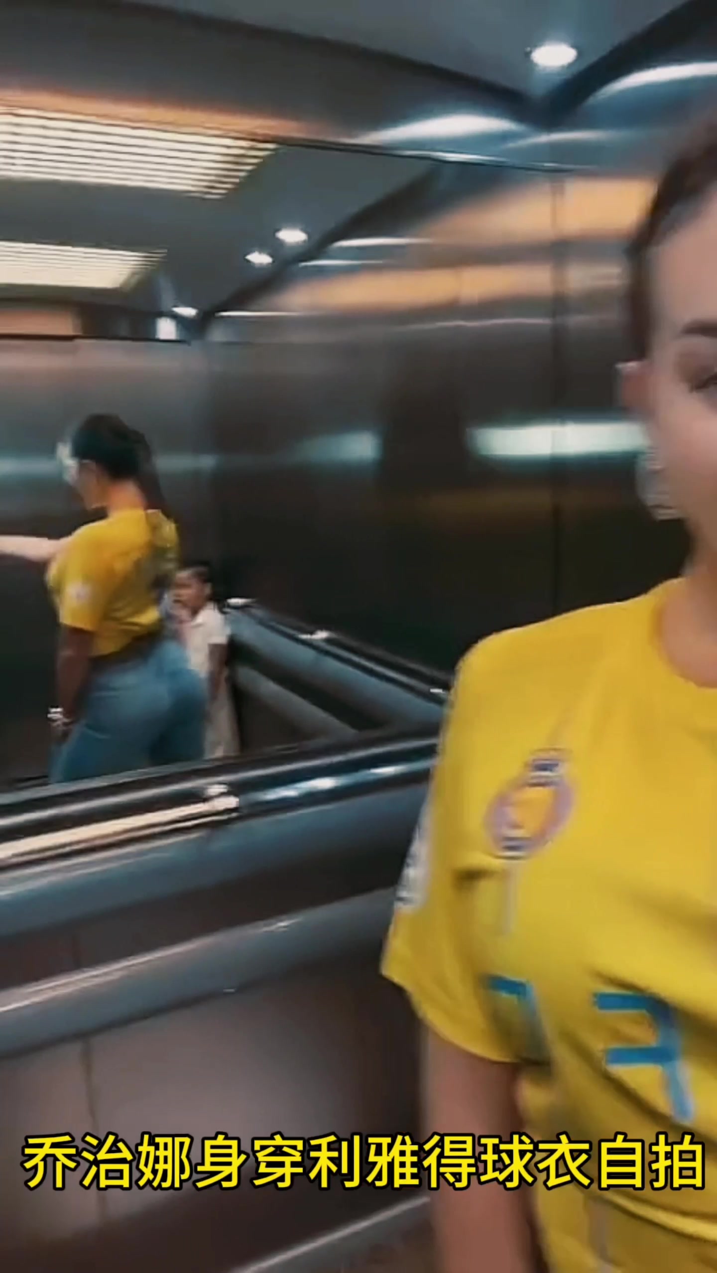 C罗女友乔治娜身穿利雅得球衣自拍，真美