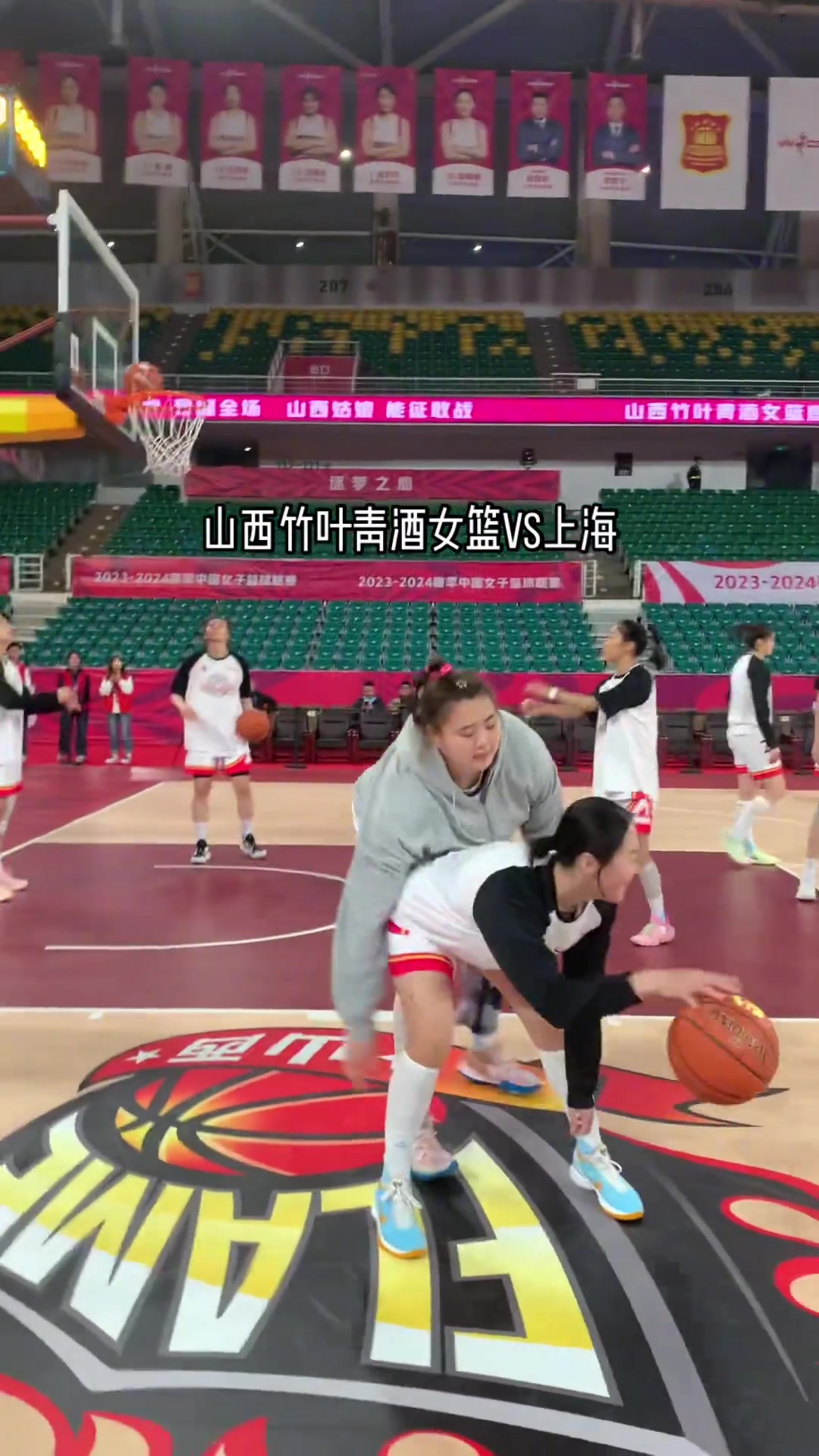 武桐桐训练背打刘禹彤 网友：两个可爱的宝贝