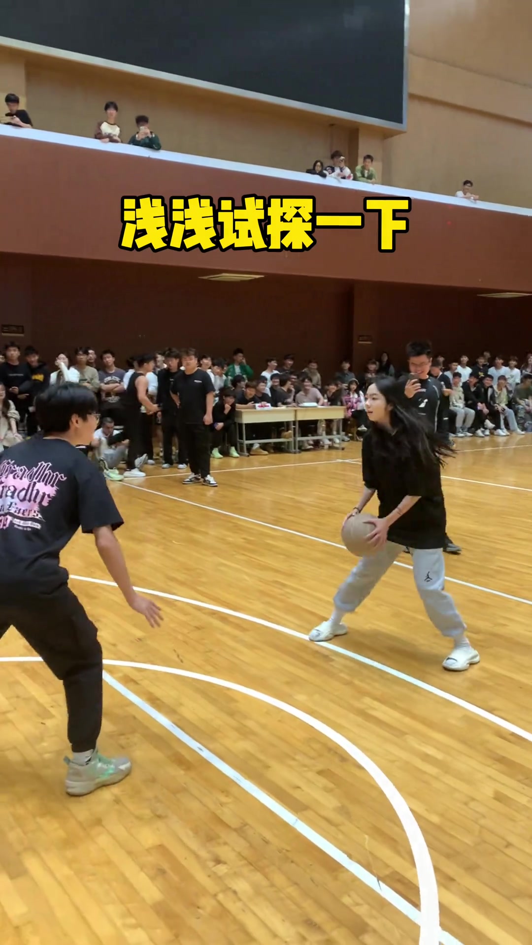 篮球女孩雪梨穿拖鞋单挑完胜对手 网友：男生表面上输了实际赢了