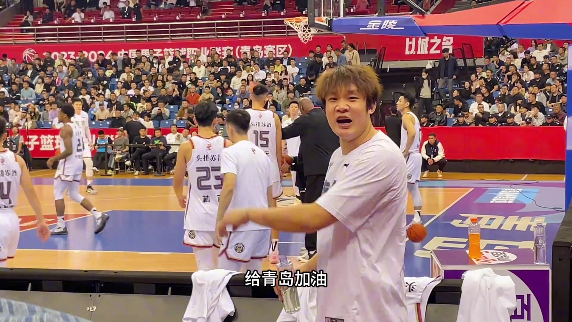 哈哈！现场球迷喊丁神加油 小丁让球迷给青岛加油