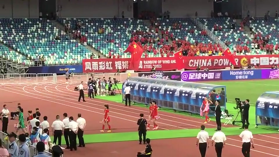 冲击奥运首战失利！中国女足队员径直走回更衣室没有谢场