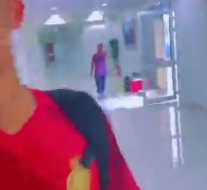 腼腆！C罗的儿子看起来好害羞啊
