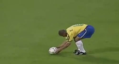 1997年，罗伯托·卡洛斯打进了足球史上最漂亮的任意球