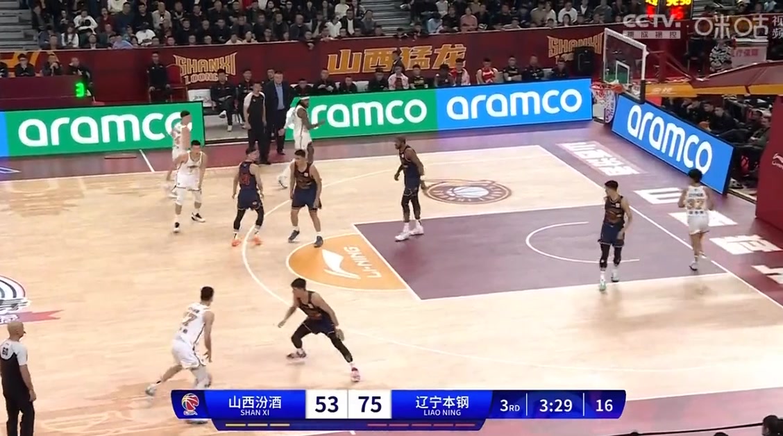 优势明显！张镇麟体前变向过人 大三步直接飞身战斧劈扣
