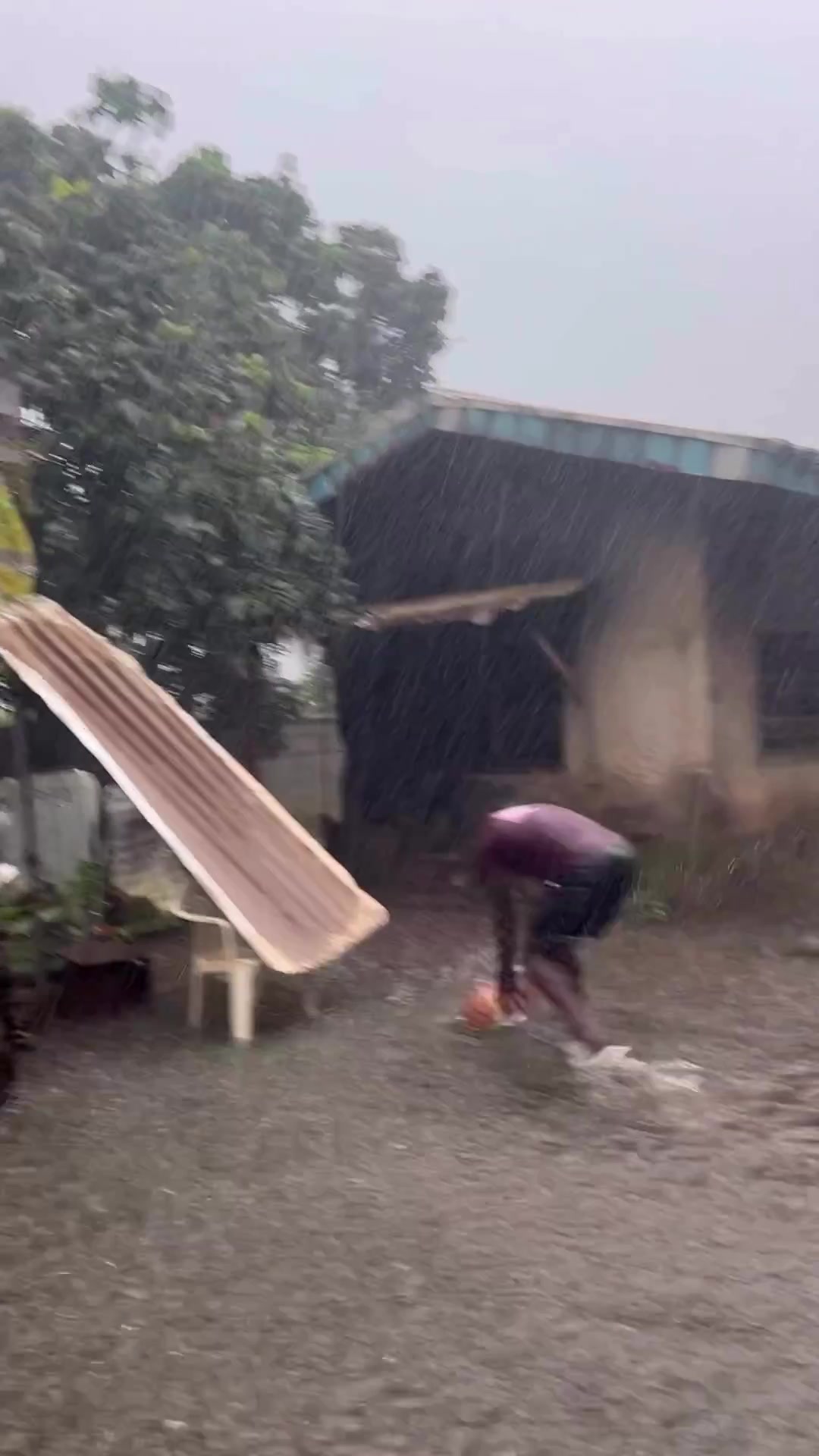 一名黑人小伙在大雨中练球，真的有这么热爱篮球么？