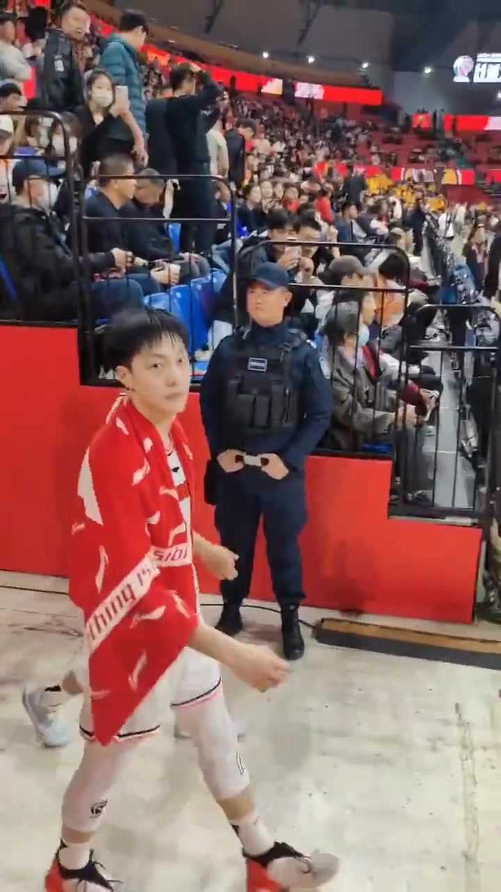 面对球迷的嘲讽 胡明轩眼神盯着球迷看强势回应