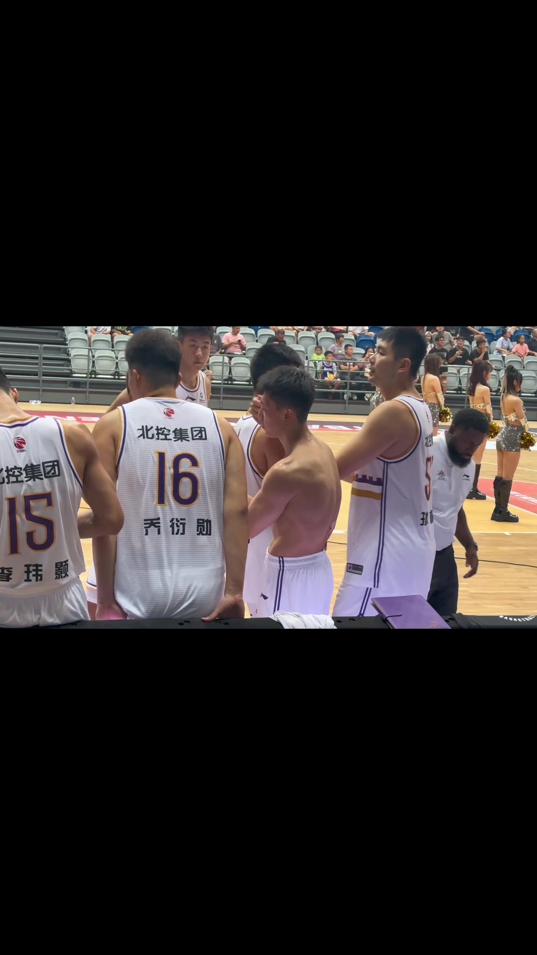 第一次见到光着膀子的刘晓宇！好家伙，这么壮啊！