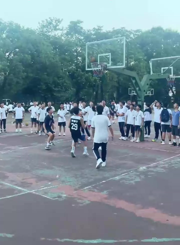 我都看傻了！现在初中生打球都这么猛么？