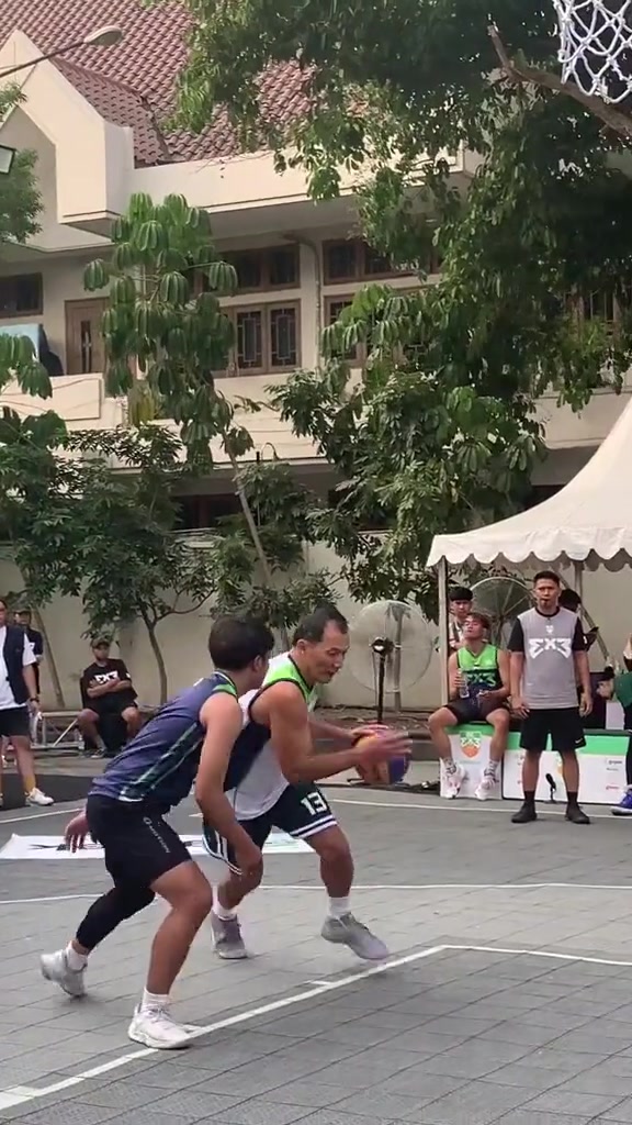 好家伙，这位大叔打球这么硬啊，一般小伙还真顶不住！