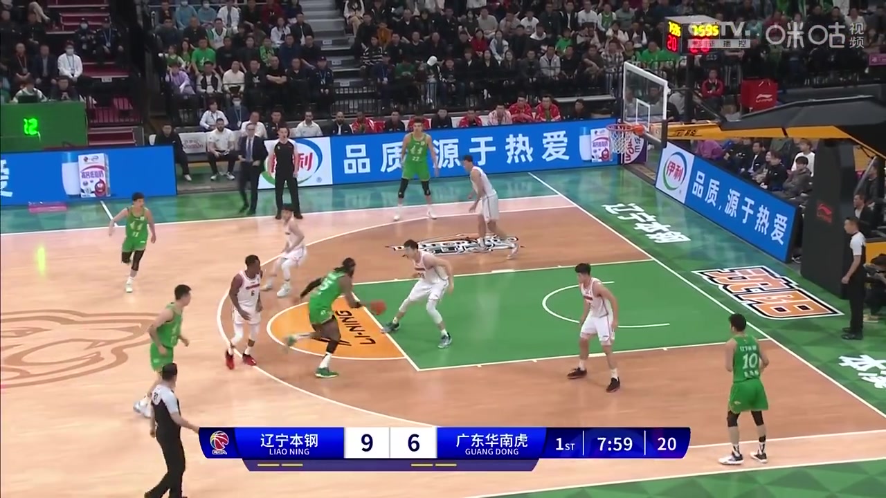 教育广东内线年轻人！莫兰德先造徐昕一个犯规，又造赵戍宏一个！