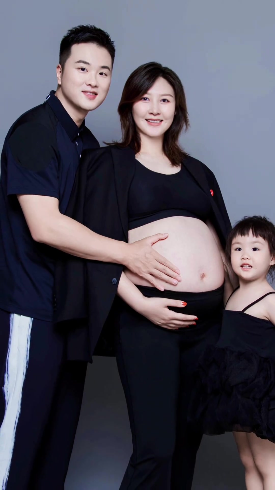 即将是四口之家！孟铎晒与妻女全家福 并将迎来第二胎