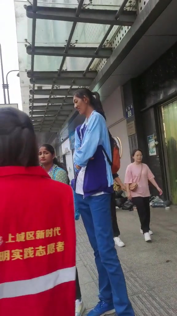 拍到一位印度2米18的女巨人 腿长到离谱 目测没打过篮球啊