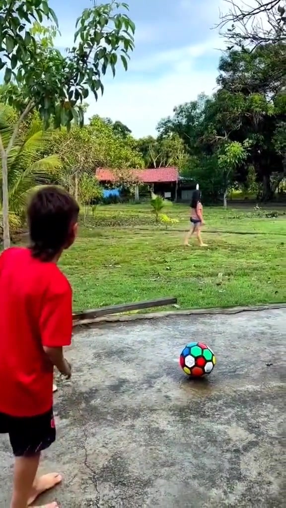 小小年纪脚法就练得如此牛逼了