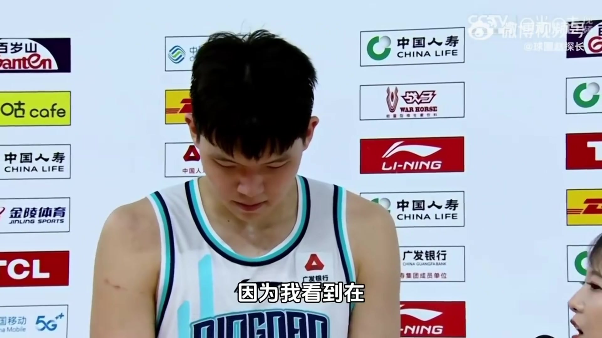 杨瀚森头朝下摔倒地板上！赛后表示：没事，我头铁！