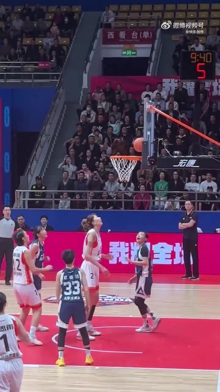 降维打击！韩旭回到WCBA，内线真没人能防得了啊！