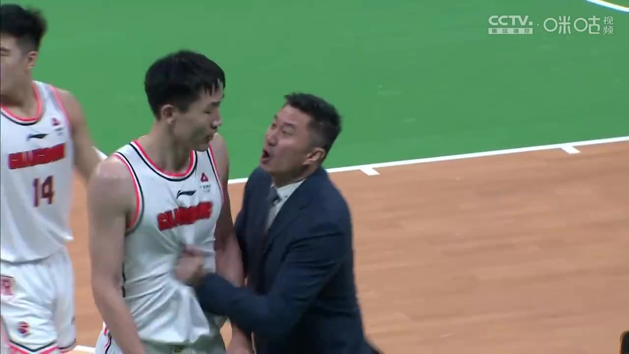 杜指导息怒！暂停期间，杜锋情绪激动怒吼赵戌宏！还上手了！