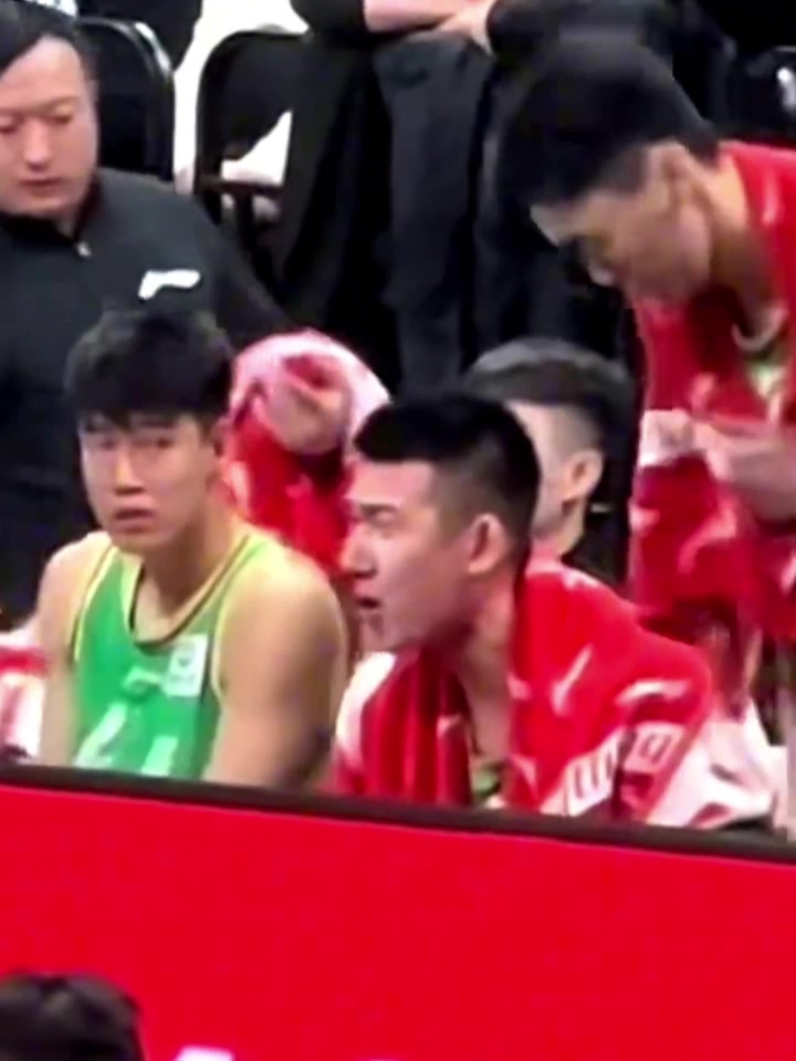 辽宁新主帅斥责付豪！后者坐替补席也是念念有词 情绪十分激动