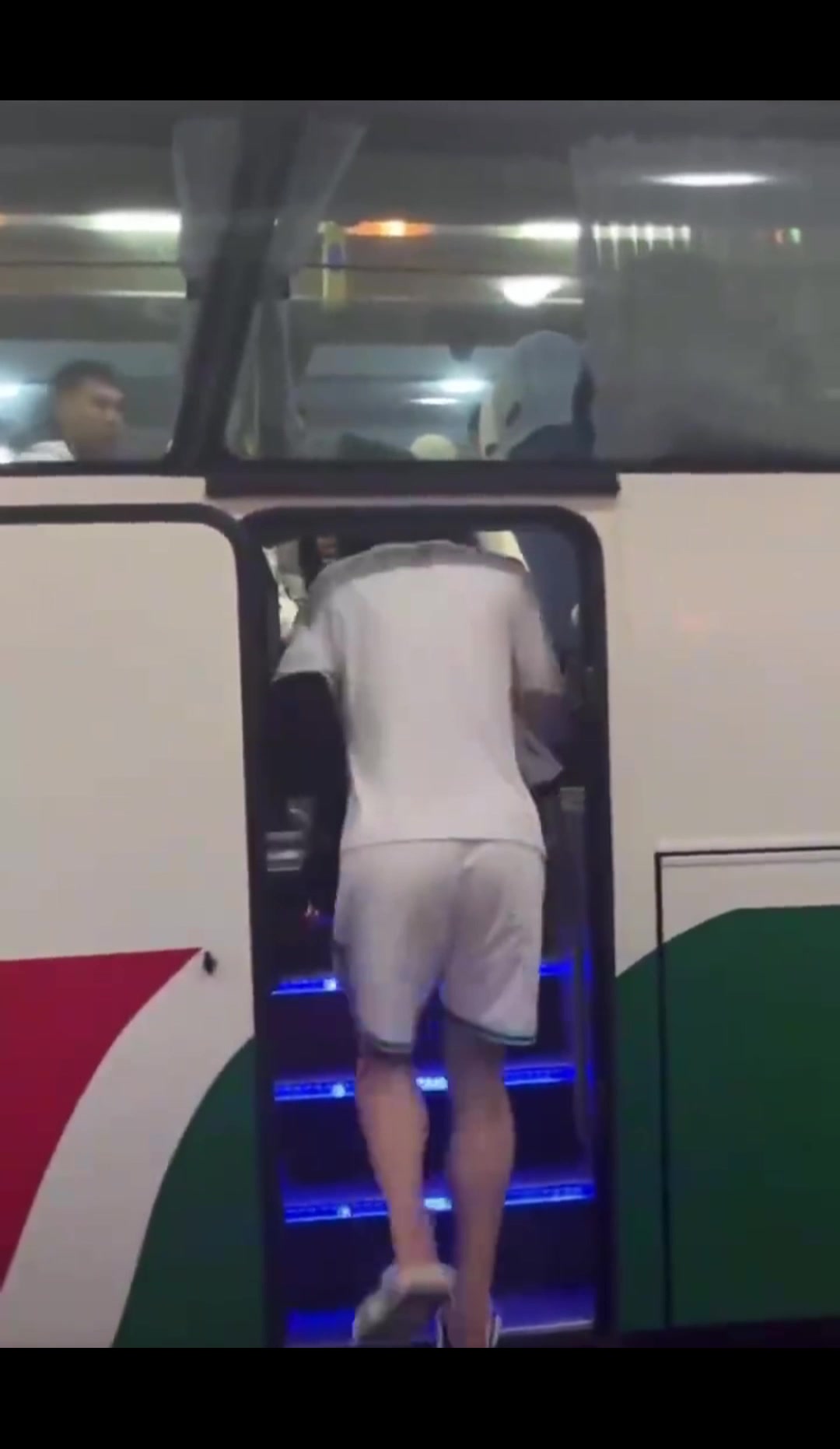 理性球迷还是不少！王哲林去赶大巴，路上球迷大喊：新婚快乐！
