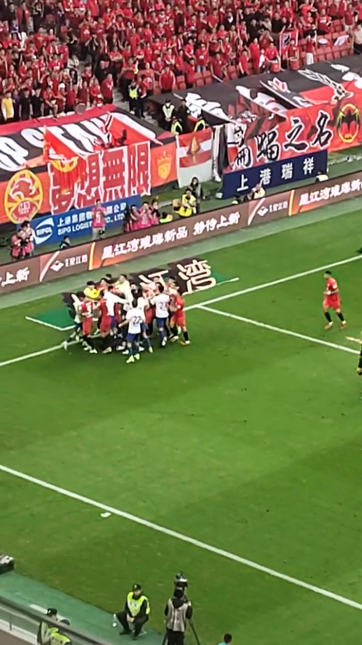 四张红牌！球迷现场实拍海港vs泰山火爆冲突