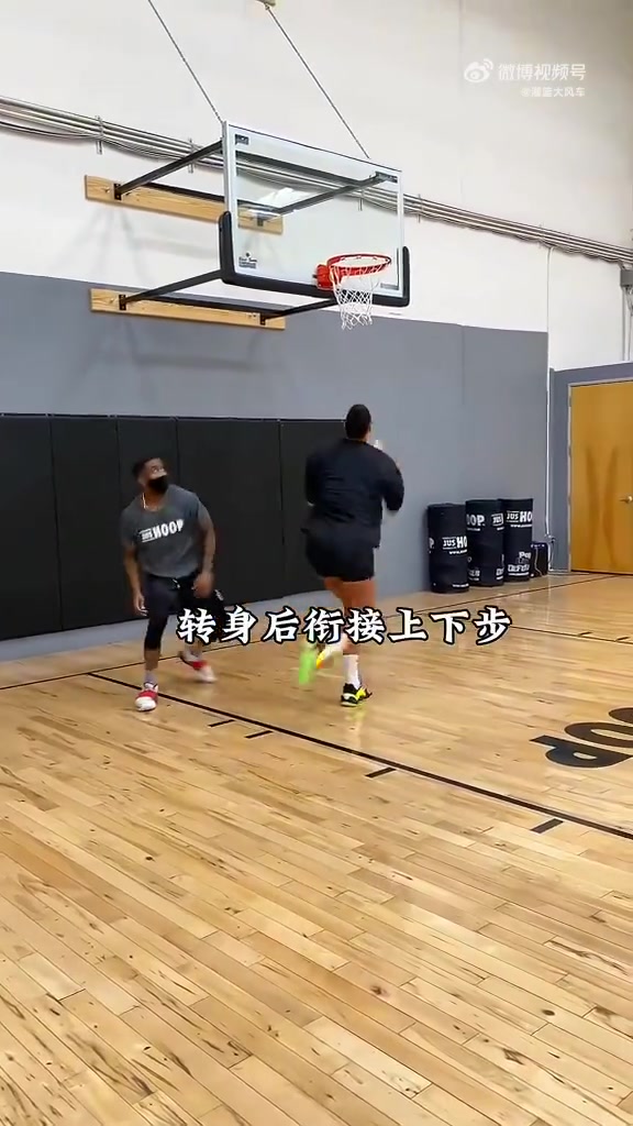 哪位吧友想尝试一下？女篮中锋坎贝奇背打！这没法防啊！