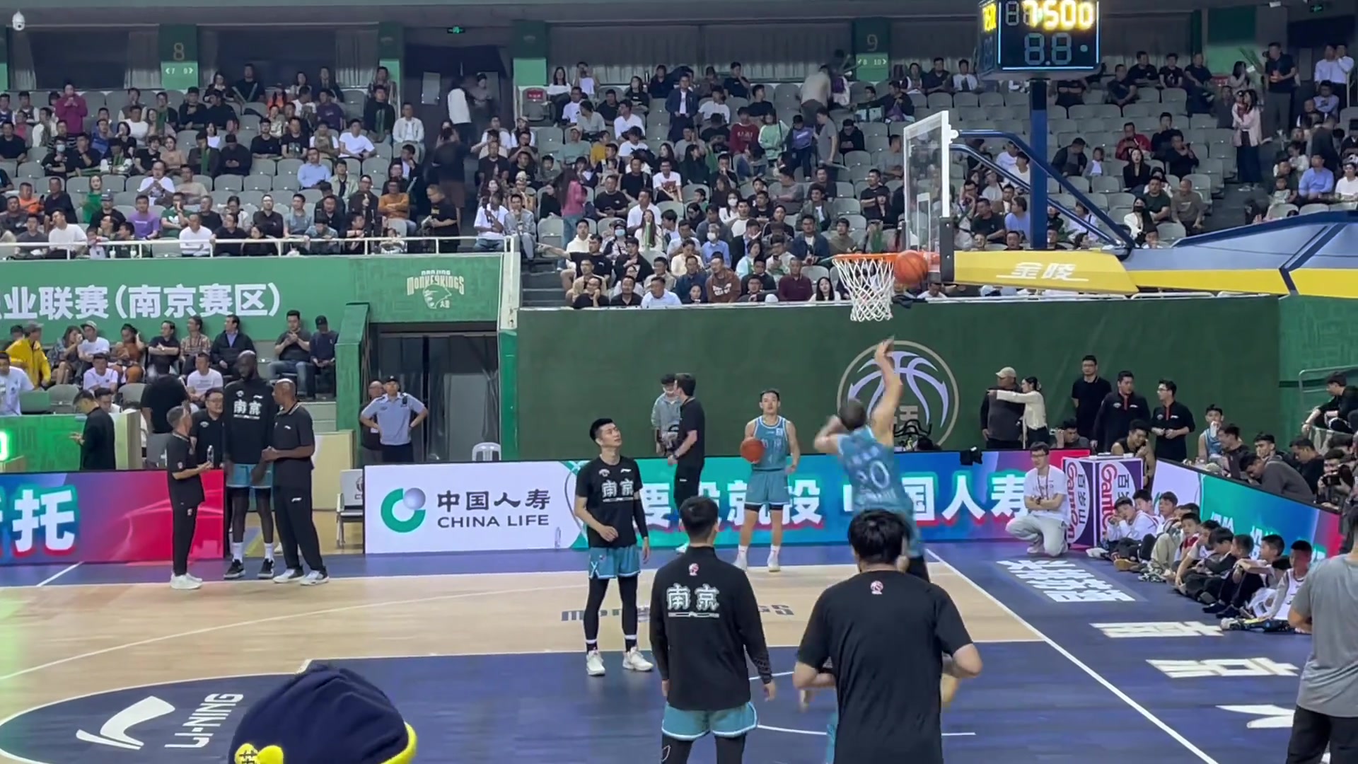 同曦主帅西热力江胯下扣篮卡在篮筐上了