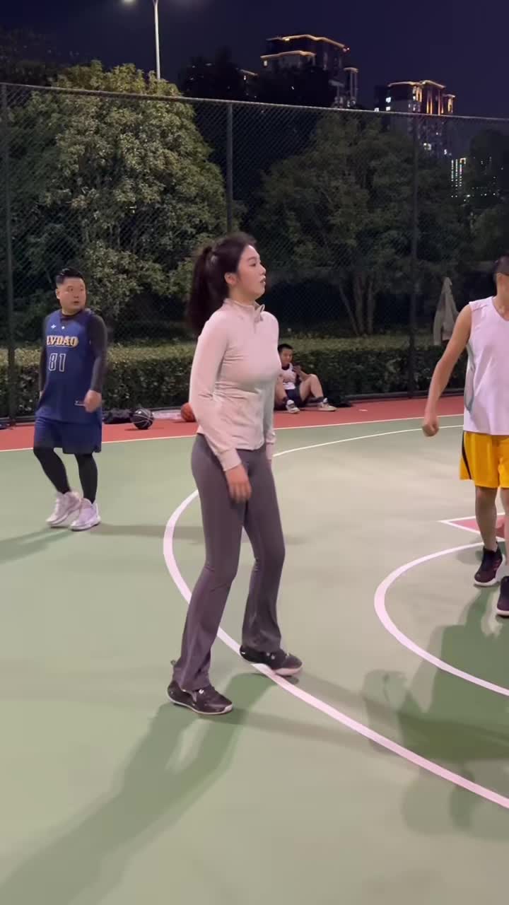 女网红球员晒打野球视频：不贴身的防守等于没防守