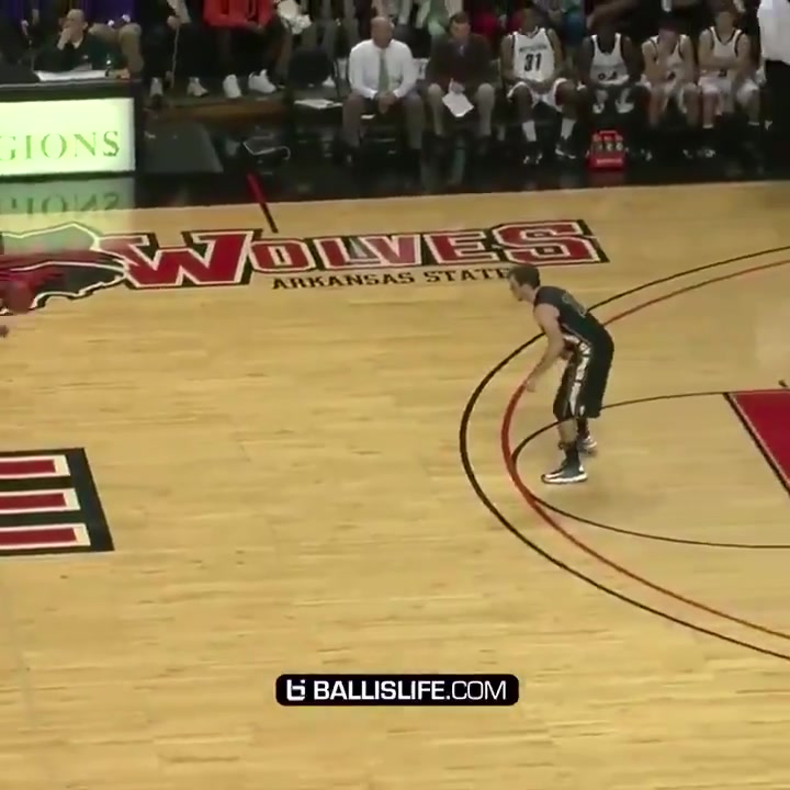 卧槽！梯云纵啊！这记扣篮就算放在NBA也非常炸裂了吧！