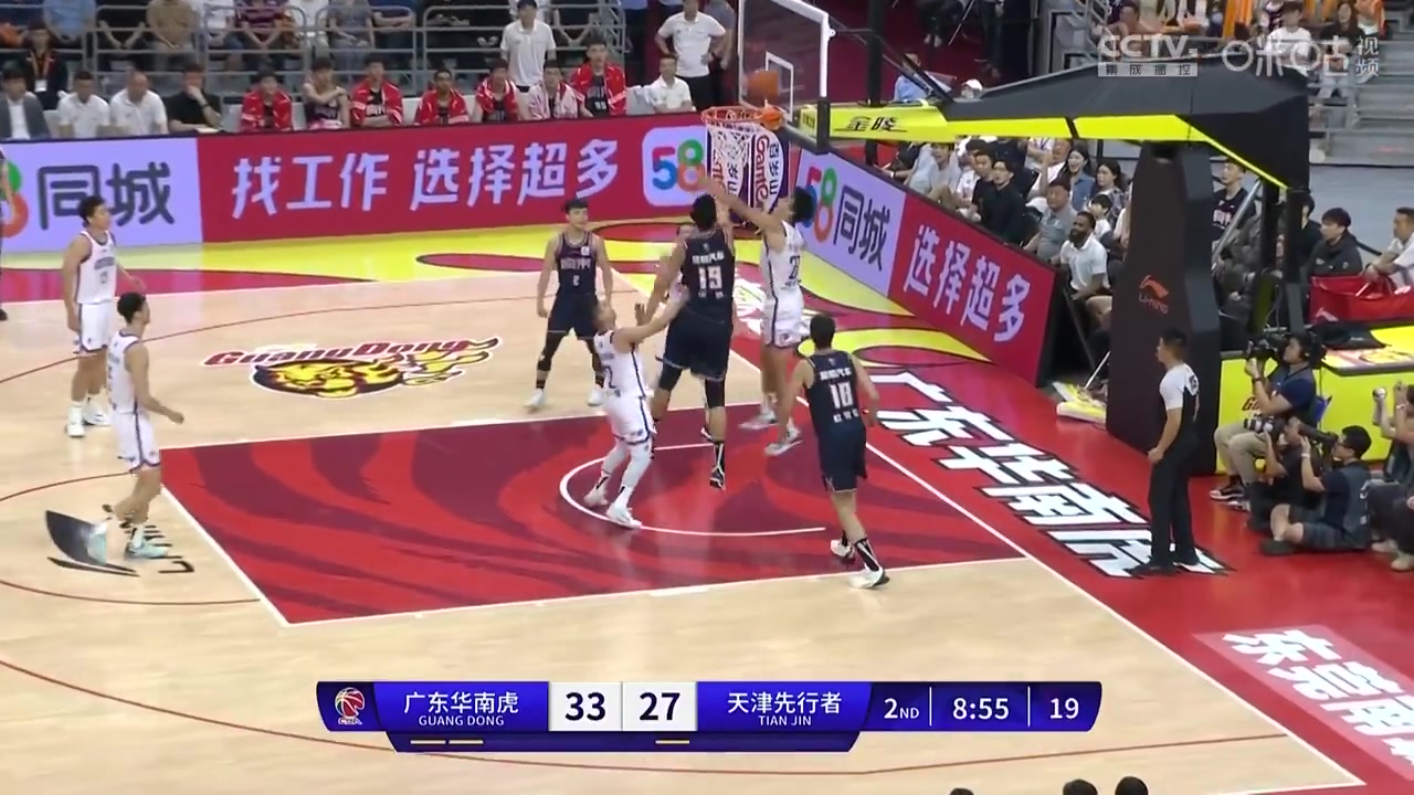 广东的未来？徐昕在篮下连续两次几乎空篮不中！杜锋愤怒换下！