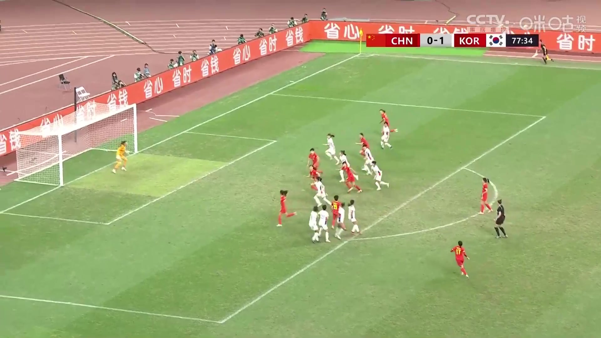 中后卫变前锋！王珊珊头球破门，中国女足1-1扳平比分