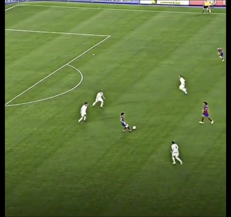 董路视频分析：当年梅西巴萨生涯首球诸多细节处理