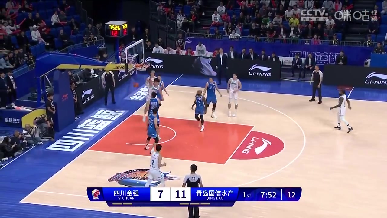 跟没防守一样！杨瀚森内线接球 微微起跳单臂暴扣！防守毫无办法