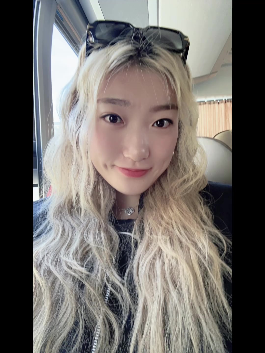李梦晒近日穿搭：在热爱之余，请把自己交还给生活