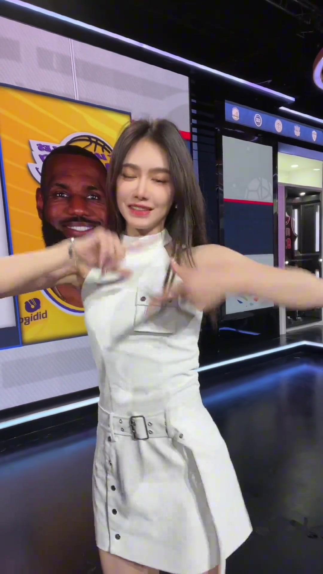 美娜晒手势舞视频！偶像表现过于炸裂 决定与他共舞表示快乐