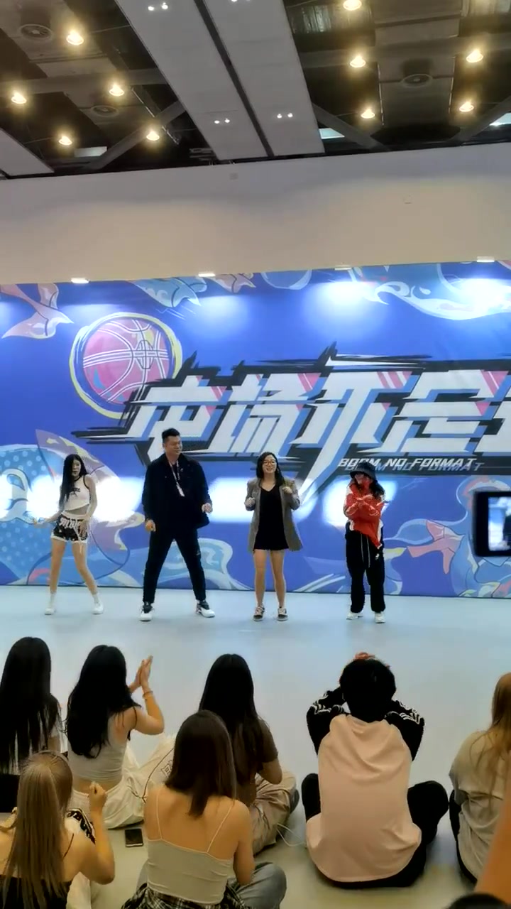 朱总跳的可以哈！篮博会中场 朱芳雨与拉拉队美女现场共舞