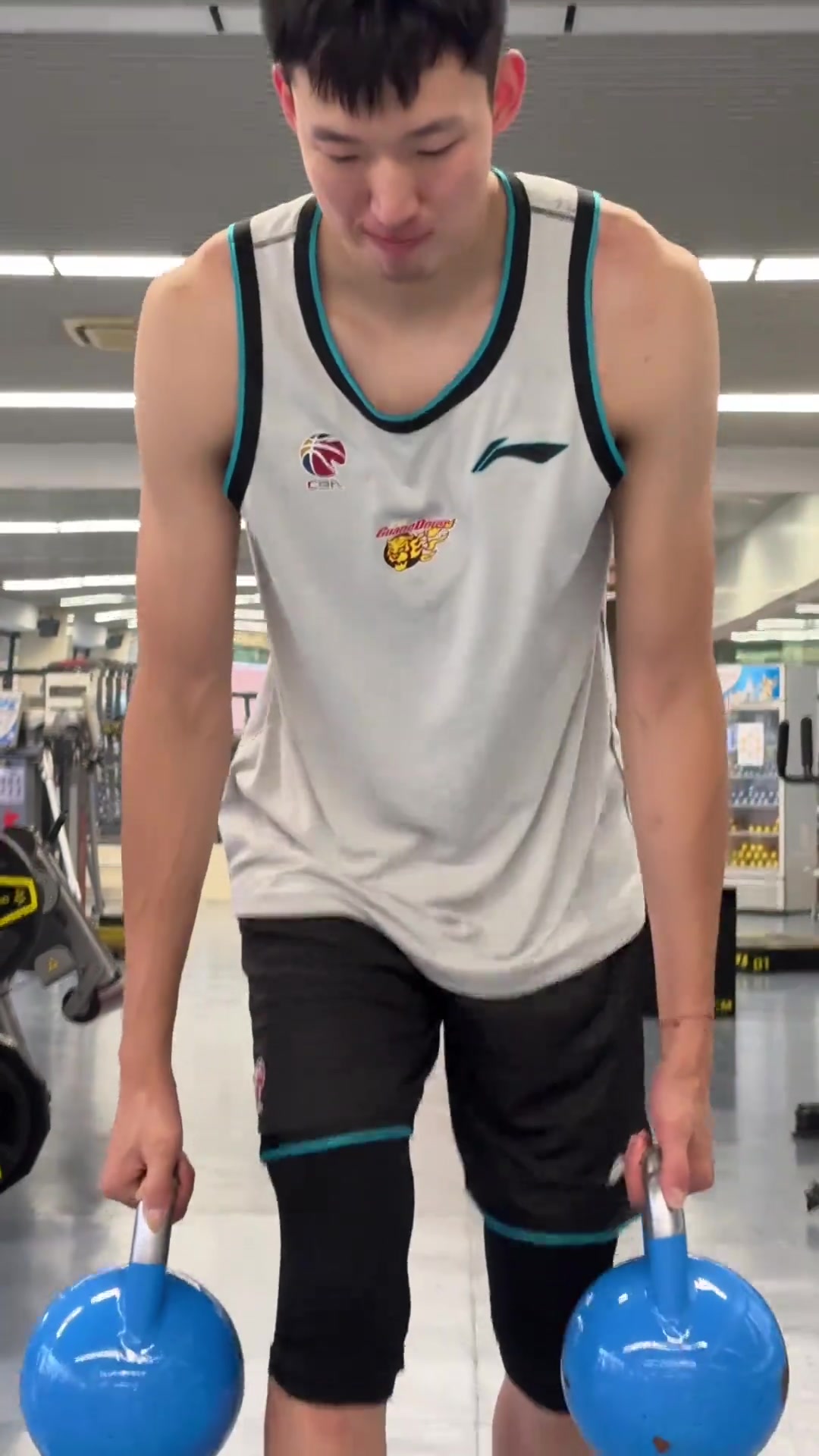广东内线需要你！广东晒周琦最新训练视频 距离复出不远了？