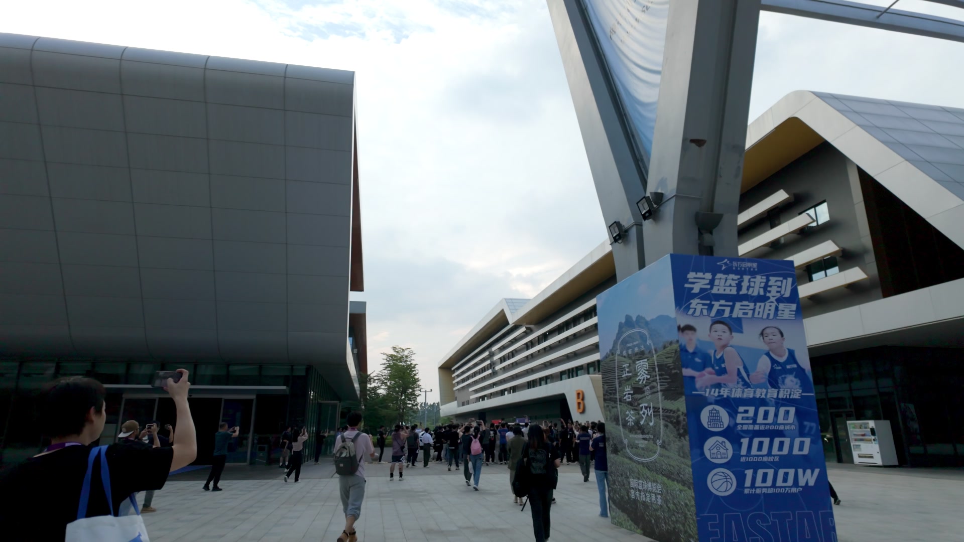 不输娱乐圈明星的待遇！如果你偶遇姚明 也会是这样场景？